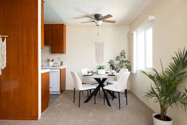 Casa De Windsor - North Clairemont photo 4