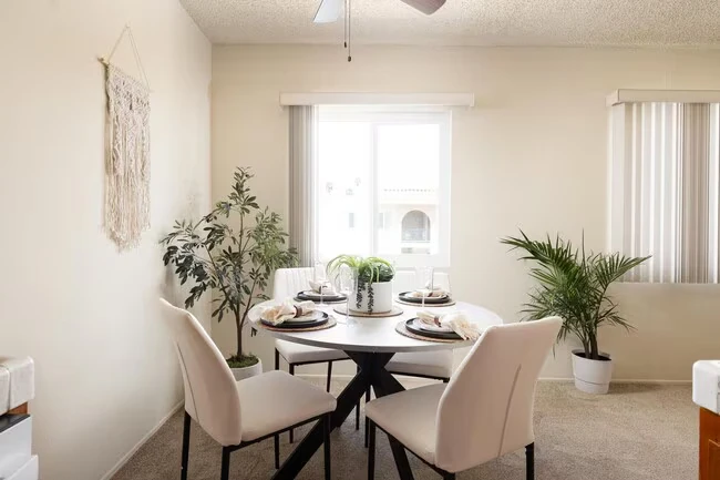 Casa De Windsor - North Clairemont photo 3
