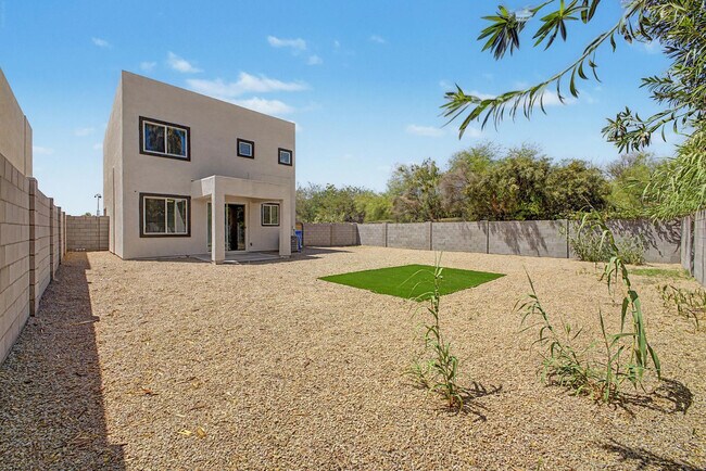 136 W Latona Rd Phoenix, AZ 85041 photo 2