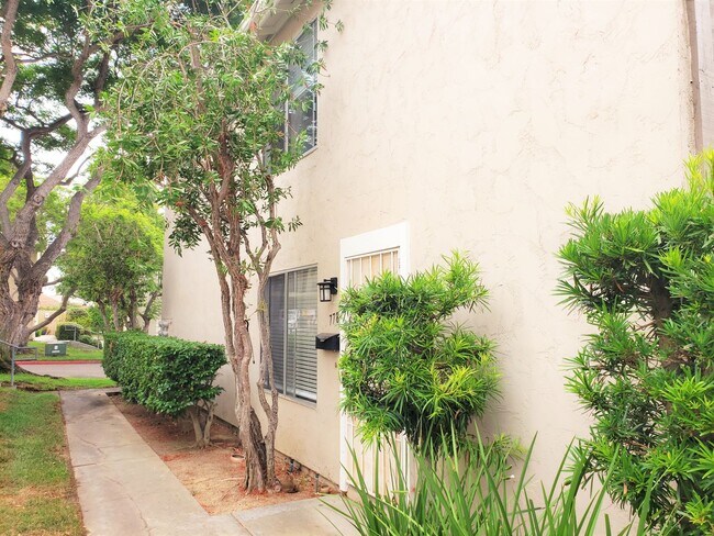 7786 Camino Glorita San Diego, CA 92122