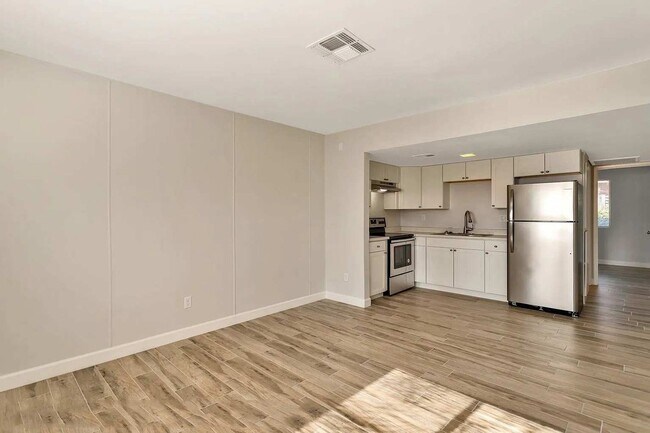 936 E Roma Ave Phoenix, AZ 85014 photo 2