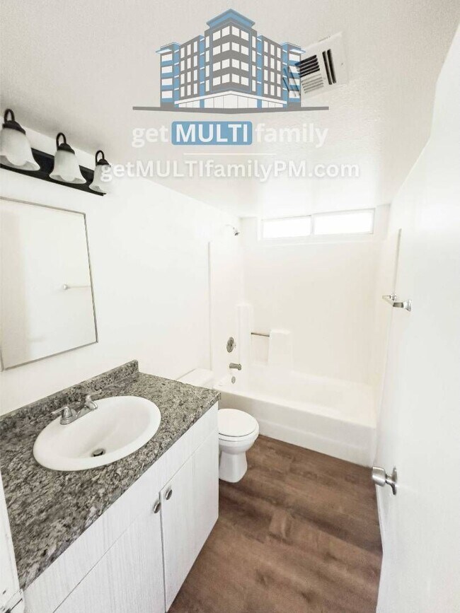 7120 N 66th Dr Glendale, AZ 85301 photo 3