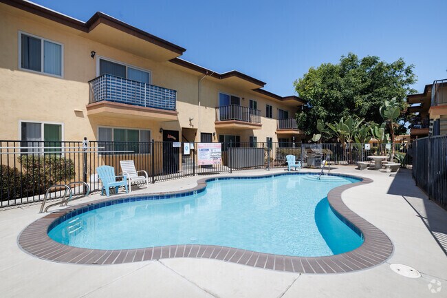 Parkway Plaza Apartments photo 4