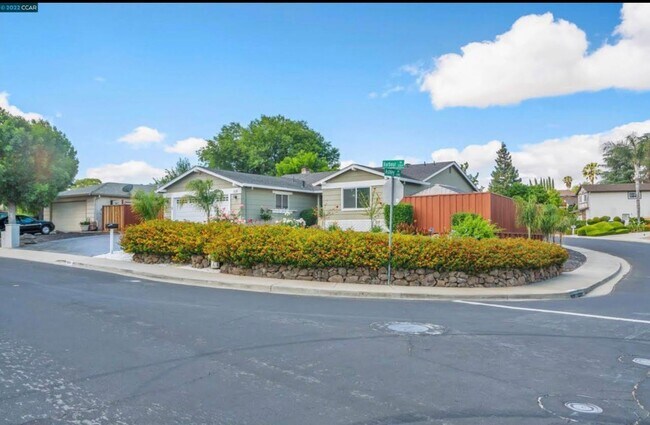 3214 Harbour Dr photo 3