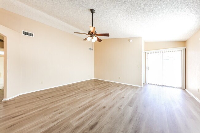 8864 W Morningside Dr Peoria, AZ 85382 photo 3