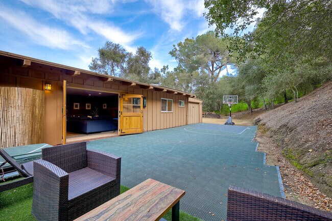 3046 Skycrest Dr Fallbrook, CA 92028 photo 4