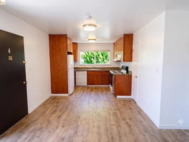 2015 Hearst Ave Berkeley, CA 94709 photo 3