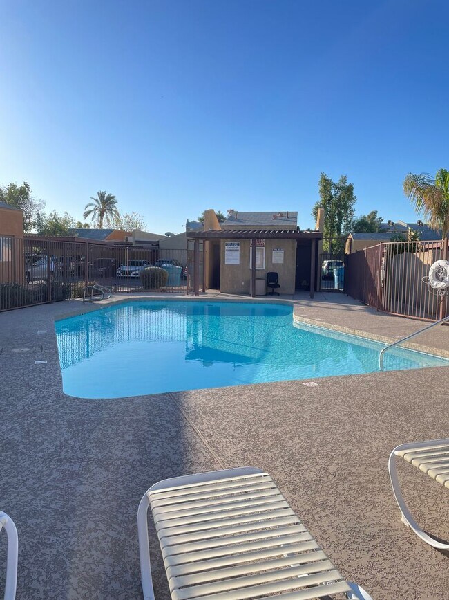 913 S Hacienda Dr Tempe, AZ 85281 photo 2