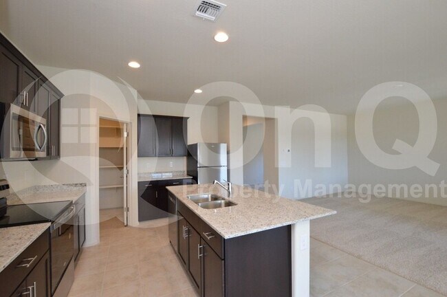 18233 N Cypress Ln Maricopa, AZ 85138 photo 4