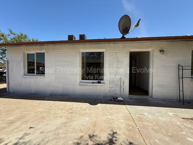 3223 W Madison St Phoenix, AZ 85009 photo 2