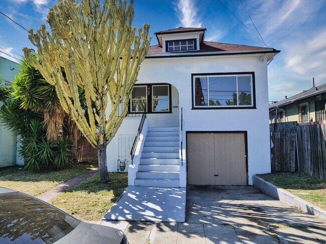 Charming 3 Bedroom 2 Bathroom Home Available photo 2