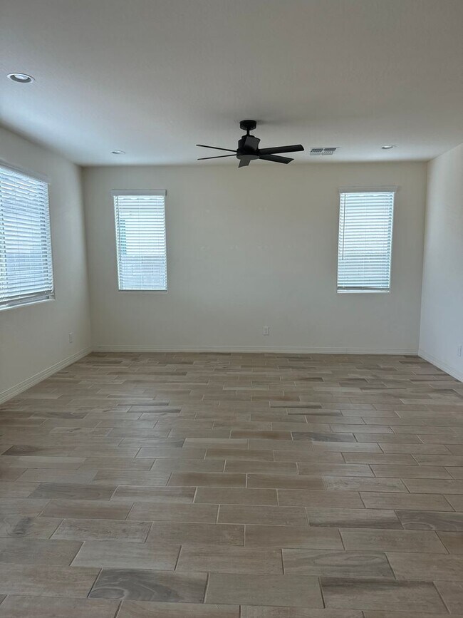 17256 W Spur Dr Surprise, AZ 85387 photo 2