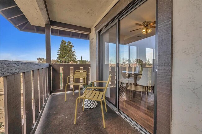 775 Chestnut St San Carlos, CA 94070 photo 2