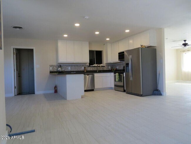 3618 W El Caminito Dr Phoenix, AZ 85051 photo 3