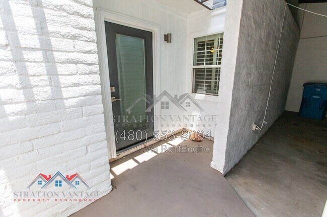 2638 E Roma Ave photo 4
