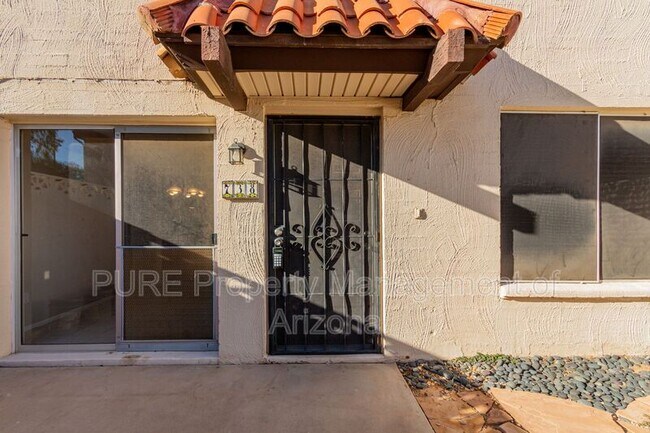 738 Joan D Arc Ave Phoenix, AZ 85022 photo 2