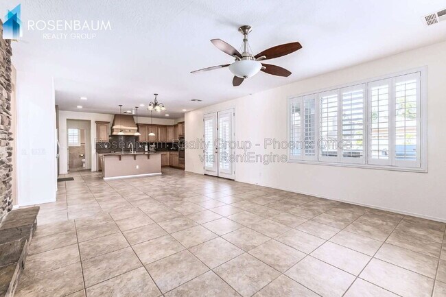 2858 E Shannon St photo 3