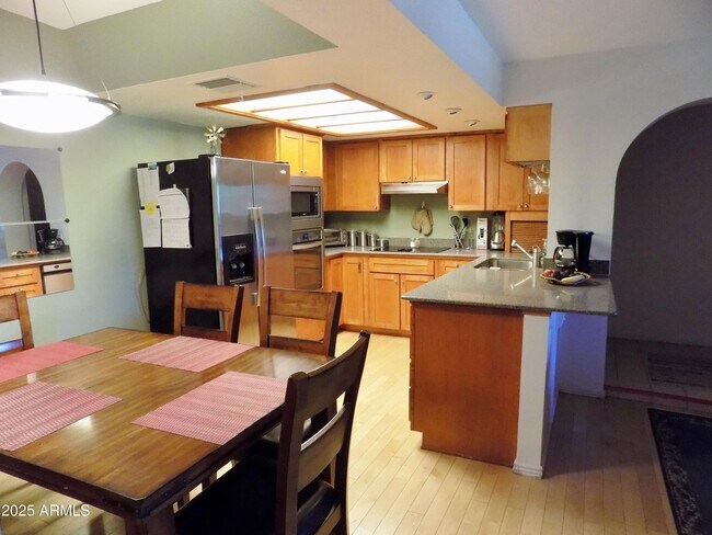 10410 N Cave Creek Rd Phoenix, AZ 85020 photo 2