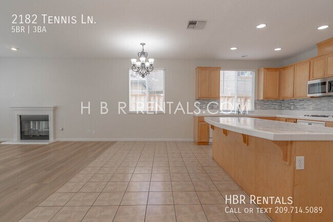 2182 Tennis Ln photo 3