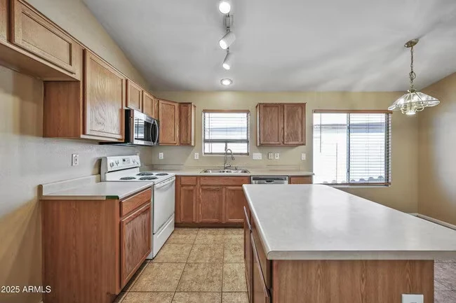 10930 W Wilshire Dr Avondale, AZ 85392 photo 3