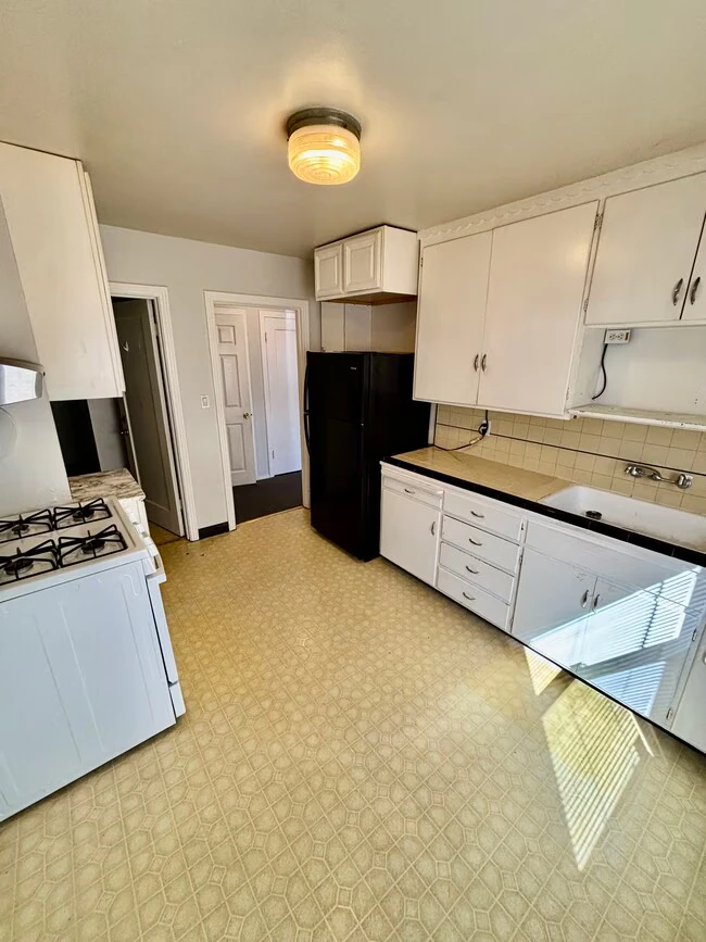 15091 Robin St Ashland, CA 94578 photo 5