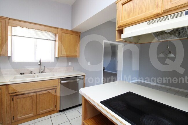 1502 W Helena Dr Phoenix, AZ 85023 photo 4