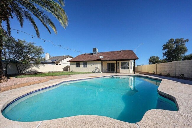 3951 E Waltann Ln photo 2