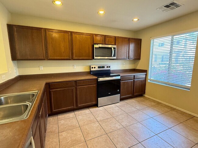 11214 W Pierce St Avondale, AZ 85323 photo 3