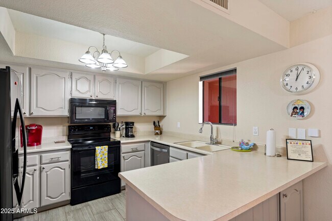 4303 E Cactus Rd Phoenix, AZ 85032 photo 2