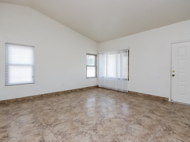 378 S Galaxy Dr Chandler, AZ 85226 photo 2