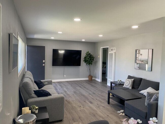 5105 Bellvale Ave San Diego, CA 92117 photo 3
