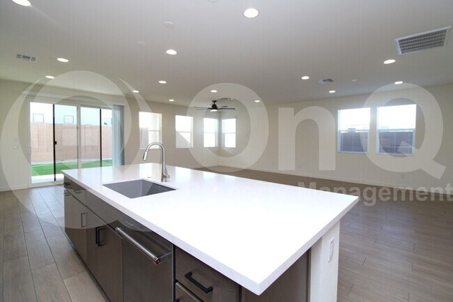 27480 N 73rd Dr Peoria, AZ 85383 photo 4