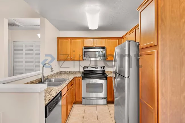 Unit 1008 photo 3