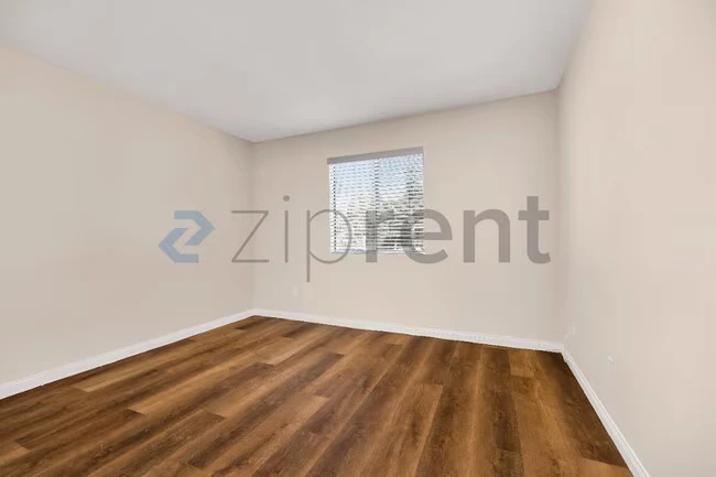 Unit 1008 photo 5