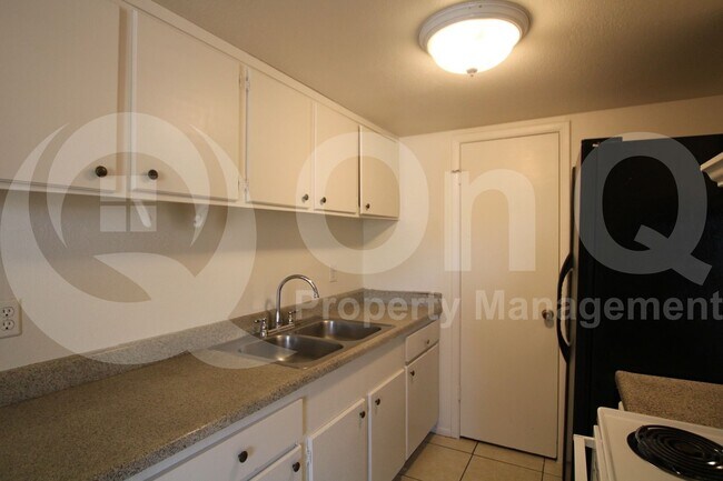 4227 N 68th Dr Phoenix, AZ 85033 photo 2