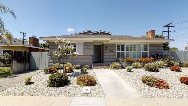Beautiful 8 Bedroom on the Corner of Mary and 63rd!!