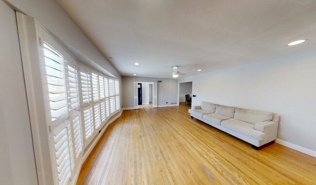 Beautiful 8 Bedroom on the Corner of Mary and 63rd!! photo 5