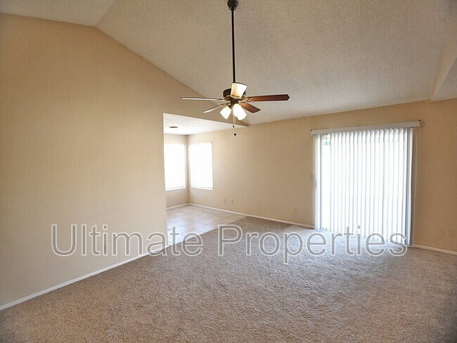 6938 W Cochise Dr photo 3