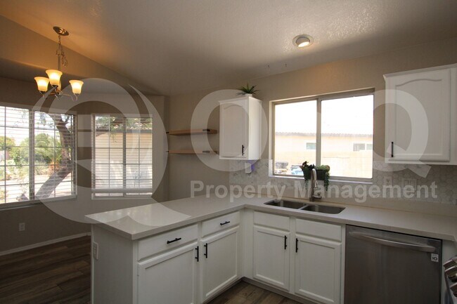 545 S Ash St Gilbert, AZ 85296 photo 2
