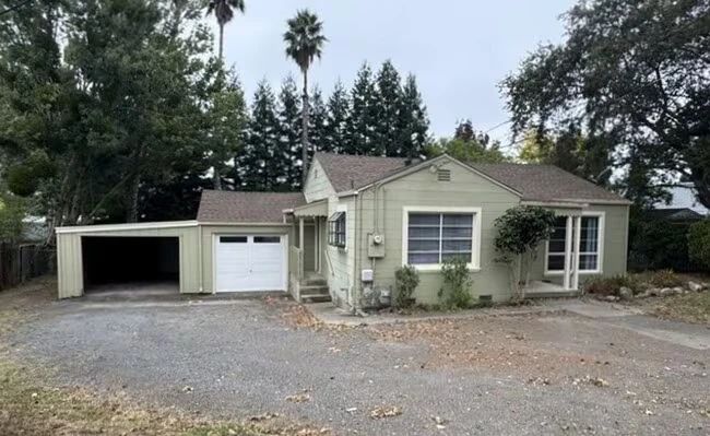 Countryside Adjacent Home With Large Fenced Yard photo 5