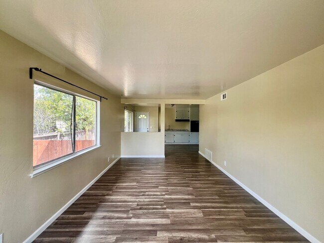 2541-2543 Monticello Way photo 4