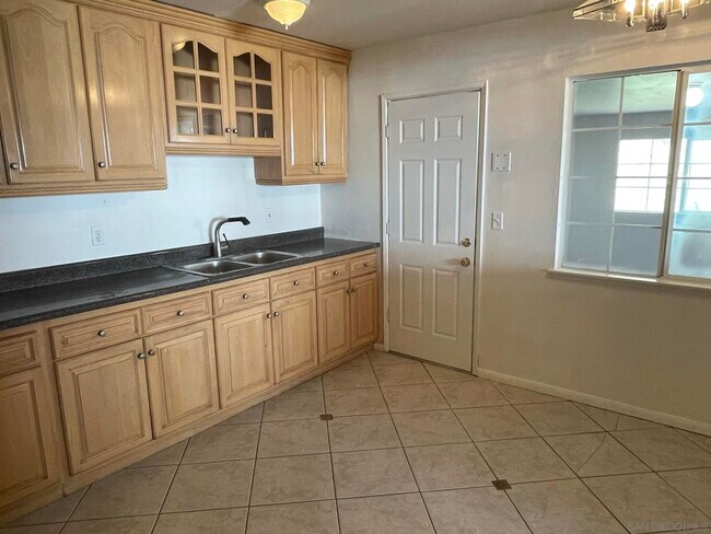 8136 Knollwood Rd San Diego, CA 92114 photo 4