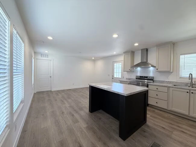 2060 N Center St Mesa, AZ 85201 photo 3