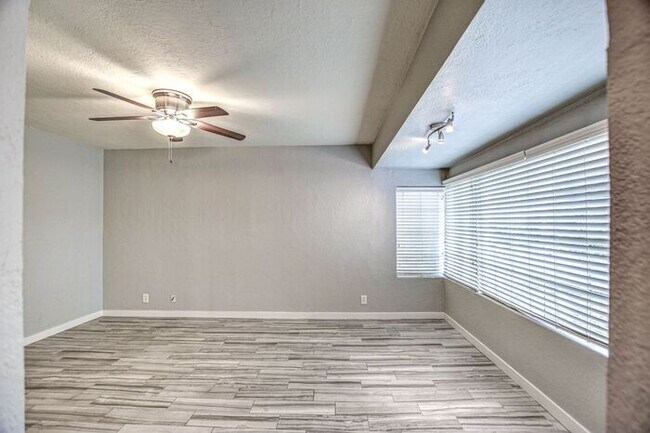 2504 N 52nd St Phoenix, AZ 85008 photo 5