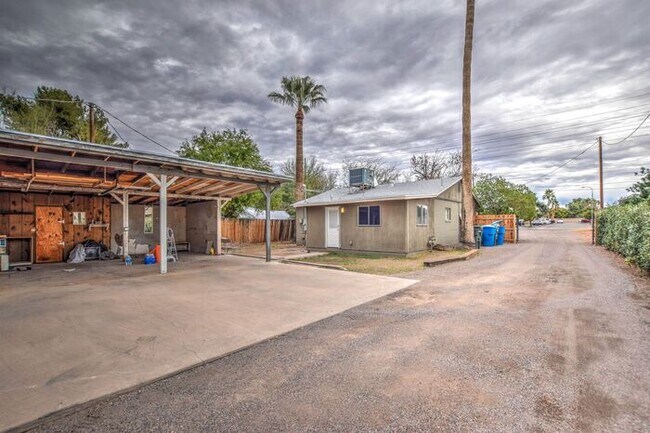 2504 N 52nd St Phoenix, AZ 85008 photo 3