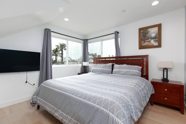825 Island Ct San Diego, CA 92109 photo 3