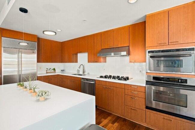 645 Front St San Diego, CA 92101 photo 3