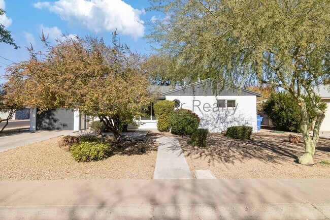 1002 E Cavalier Dr Phoenix, AZ 85014 photo 4