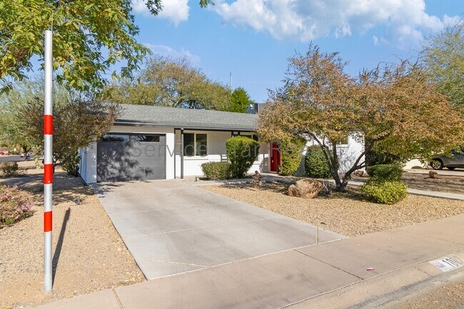 1002 E Cavalier Dr Phoenix, AZ 85014 photo 3