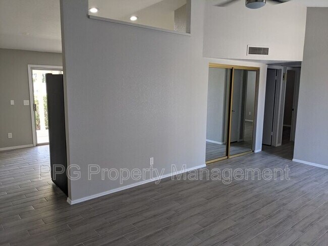 7231 W Sierra St Peoria, AZ 85345 photo 2